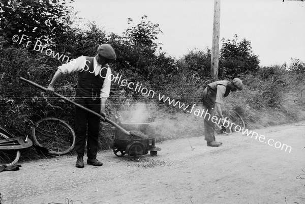 ON THE ROAD TO ULSTER TARRING NEAR DELVIN BRIDGE (BORDER OF DUBLIN / MEATH)